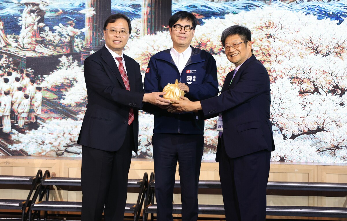 陳其邁(中)出席高雄縣醫師公會理事長交接。 圖：高雄市政府/提供