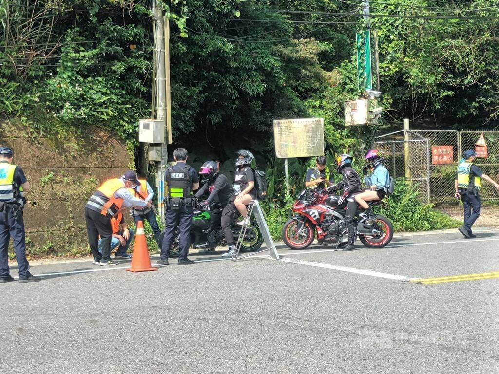 為降低機車事故，新北市警局新店分局將北宜公路列為執法重點防制路段，加強聯合稽查勤務，經統計，今年1至3月共取締變更車體設備147件、無照駕駛452件、超速405件。（翻攝照片）