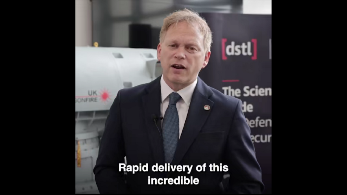 國防大臣夏普斯（Grant Shapps）表示，希望能加快生產速度，將其更快地投入使用。 圖 : 翻攝自影片