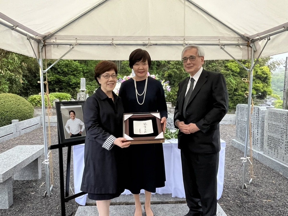 李登輝基金會董事長李安妮（圖左）昨（22）日中午偕夫婿賴國洲（圖右）與基金會執行長鄭睦群，前往山口縣參加日本前首相安倍晉三的追思會，並在安倍遺孀昭惠夫人（圖中）陪同下至安倍家族墓園致敬。 圖： 李登輝基金會提供