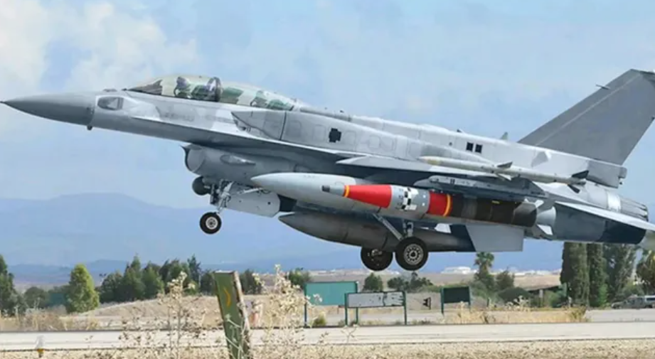 以軍在「麻雀」系列彈道導彈靶彈基礎上，研製了「岩石」空射彈道導彈。圖為掛載「岩石」空射彈道導彈的 F-16I 戰鬥機。 圖：翻攝自疏密院十號