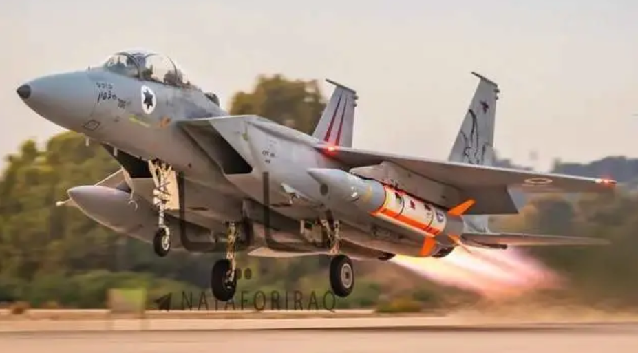 以軍可能主動發射「麻雀」系列靶彈，用於引誘伊朗防空部隊主動開機。圖為掛載「藍麻雀」起飛的以色列 F-15 戰鬥機。 圖：翻攝自疏密院十號