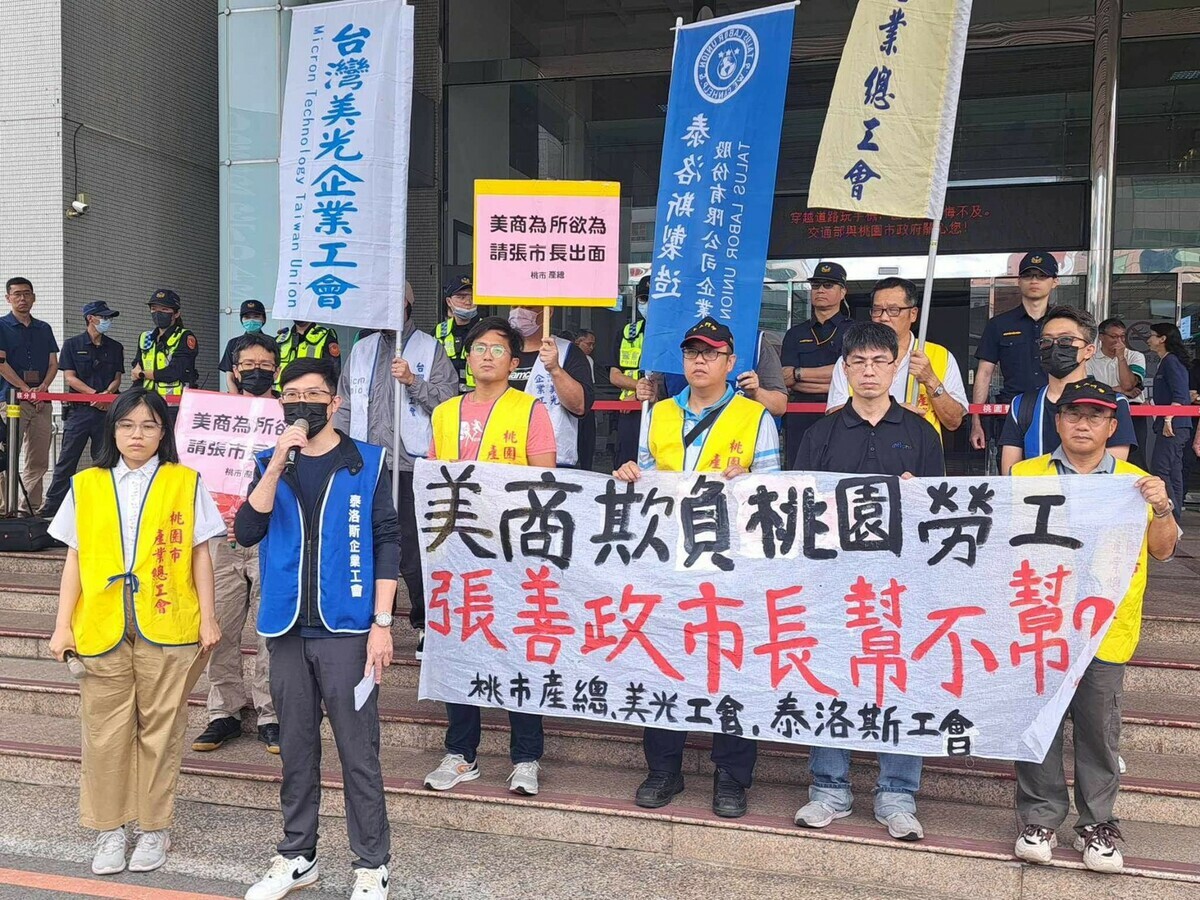 桃園市產業總工會與工會代表前往桃園市府陳情，要求市府替勞工把關爭取權益。 圖：桃園市產總工會／提供