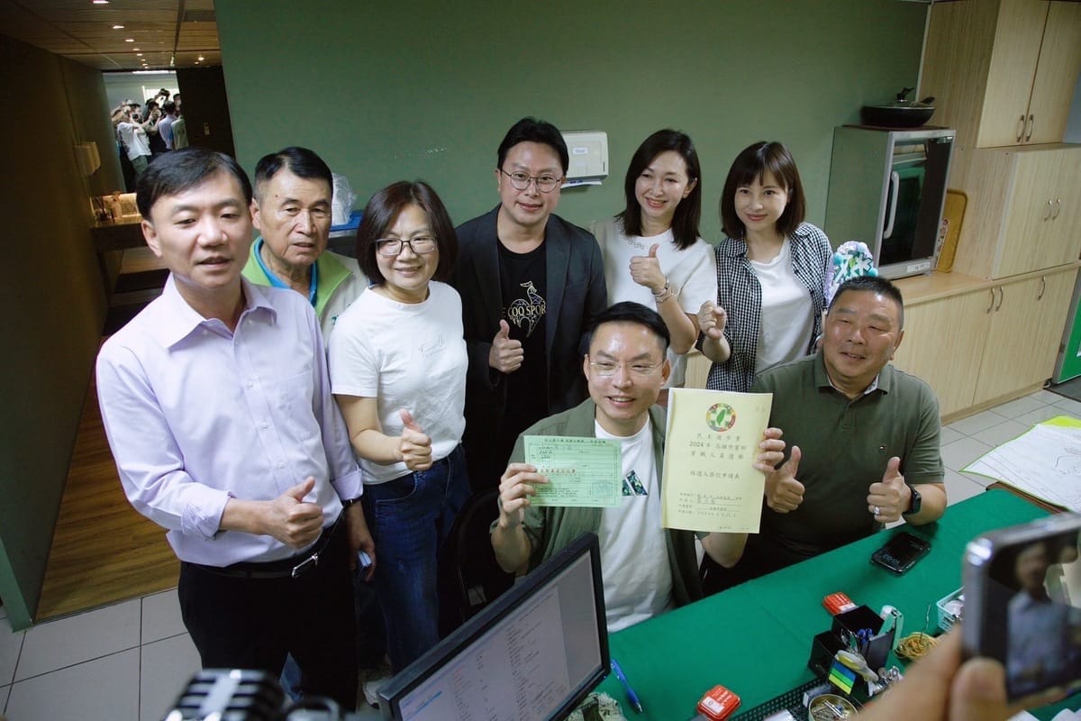 黃文益(前排左)在同派系議員陪同下完登記。 圖：湧言會/提供