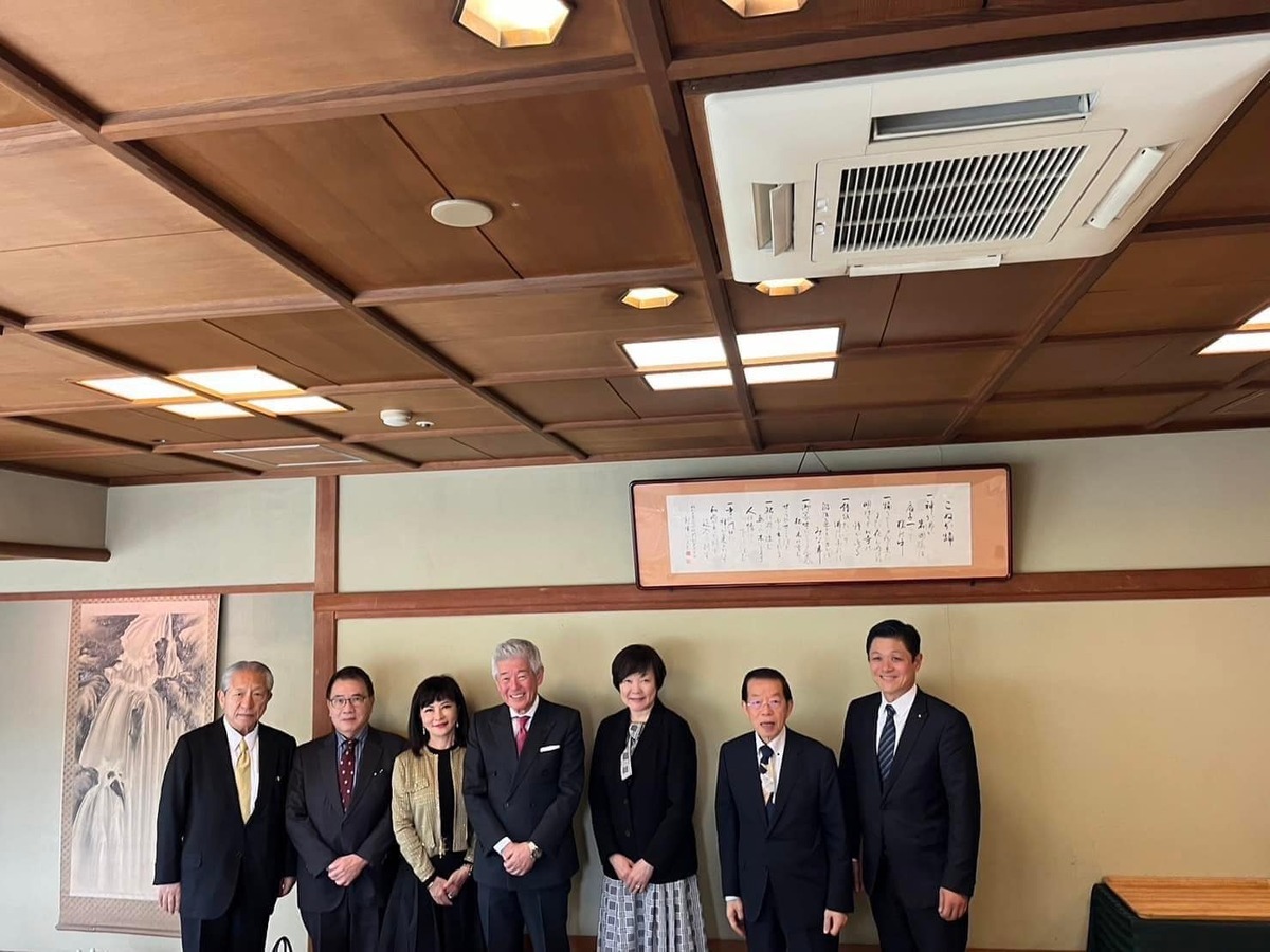 山口縣岩國市的酒廠「旭酒造」本月20日舉行贈畫儀式。 圖：取自謝長廷臉書