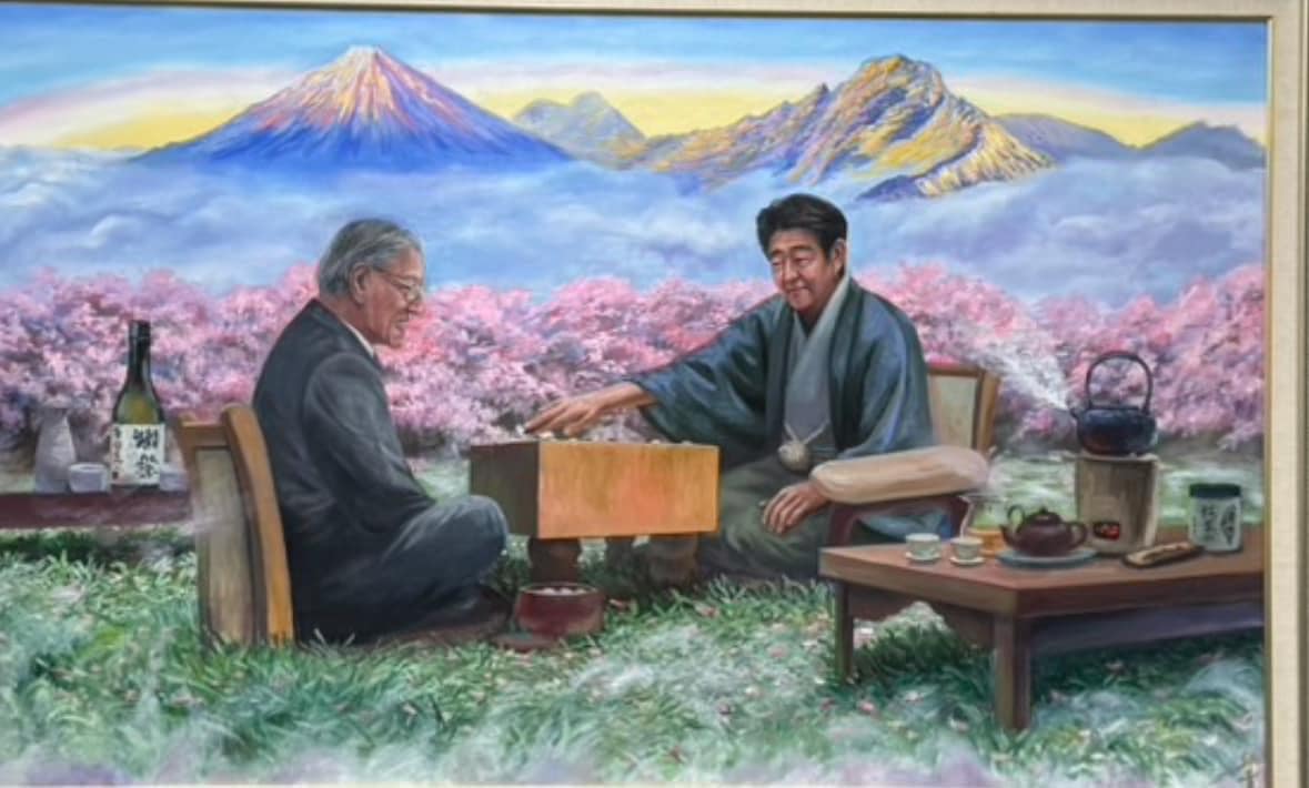 這幅前總統李登輝與日本前首相安倍晉三天國對奕的油畫，讓安倍故鄉山口縣清酒品牌「獺祭」的釀酒商倍受感動，決定收藏該畫作。 圖：取自謝長廷臉書