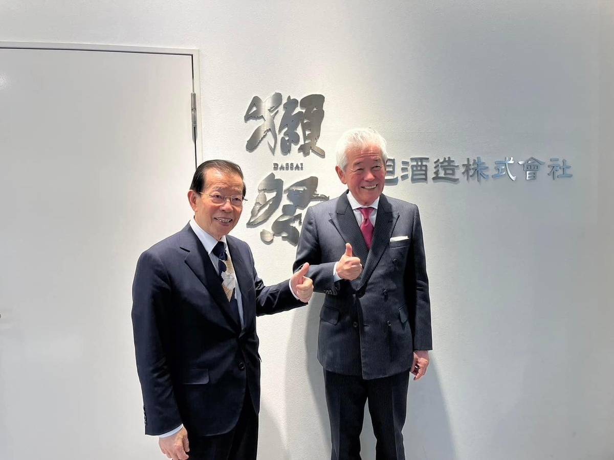 駐日代表謝長廷（圖左）、日台友好櫻花返鄉文化交流會代表理事水上逸郎（圖左）。 圖：取自謝長廷臉書