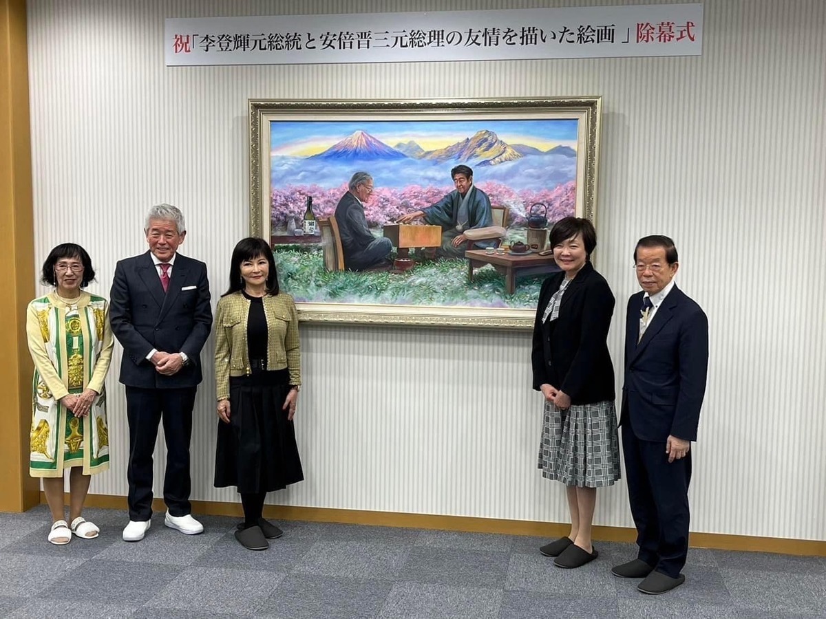山口縣岩國市的酒廠「旭酒造」本月20日舉行台灣藝術家邱貴贈送李登輝與安倍在天國對奕畫作的儀式，駐日代表謝長廷（右1）、安倍遺孀安倍昭惠（右2）、岩國市市長福田良彦、日台友好櫻花返鄉文化交流會代表理事水上逸郎（左2）等人都到場觀禮。 圖：取自謝長廷臉書
