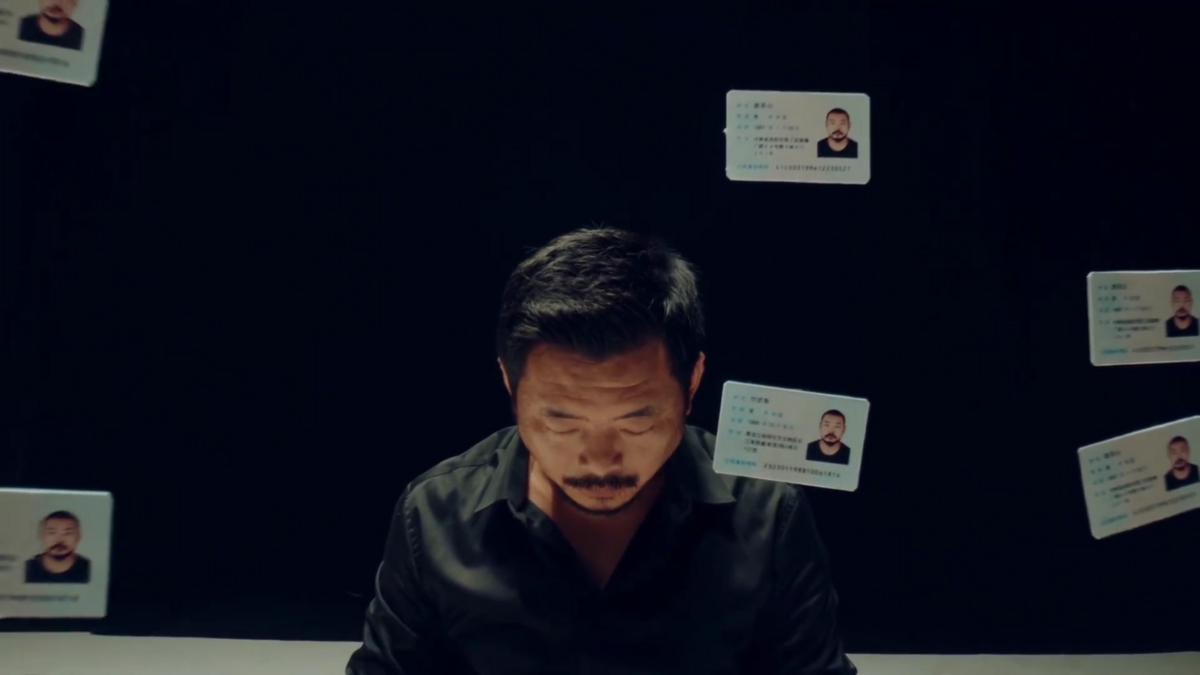 中國的國家安全部門最近發布了一部三分鐘的影片，內容涉及一名男子在中國進行各種間諜活動。 圖 : 翻攝自影片