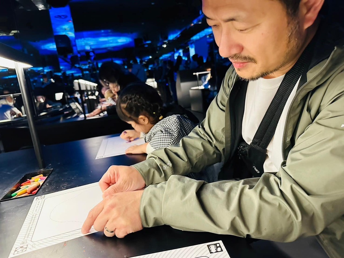 著名作家兼導演九把刀在臉書上發文支持台電，並在留言區曬出數據顯示台電停電次數10年降７成。 圖：翻攝自九把刀臉書專頁