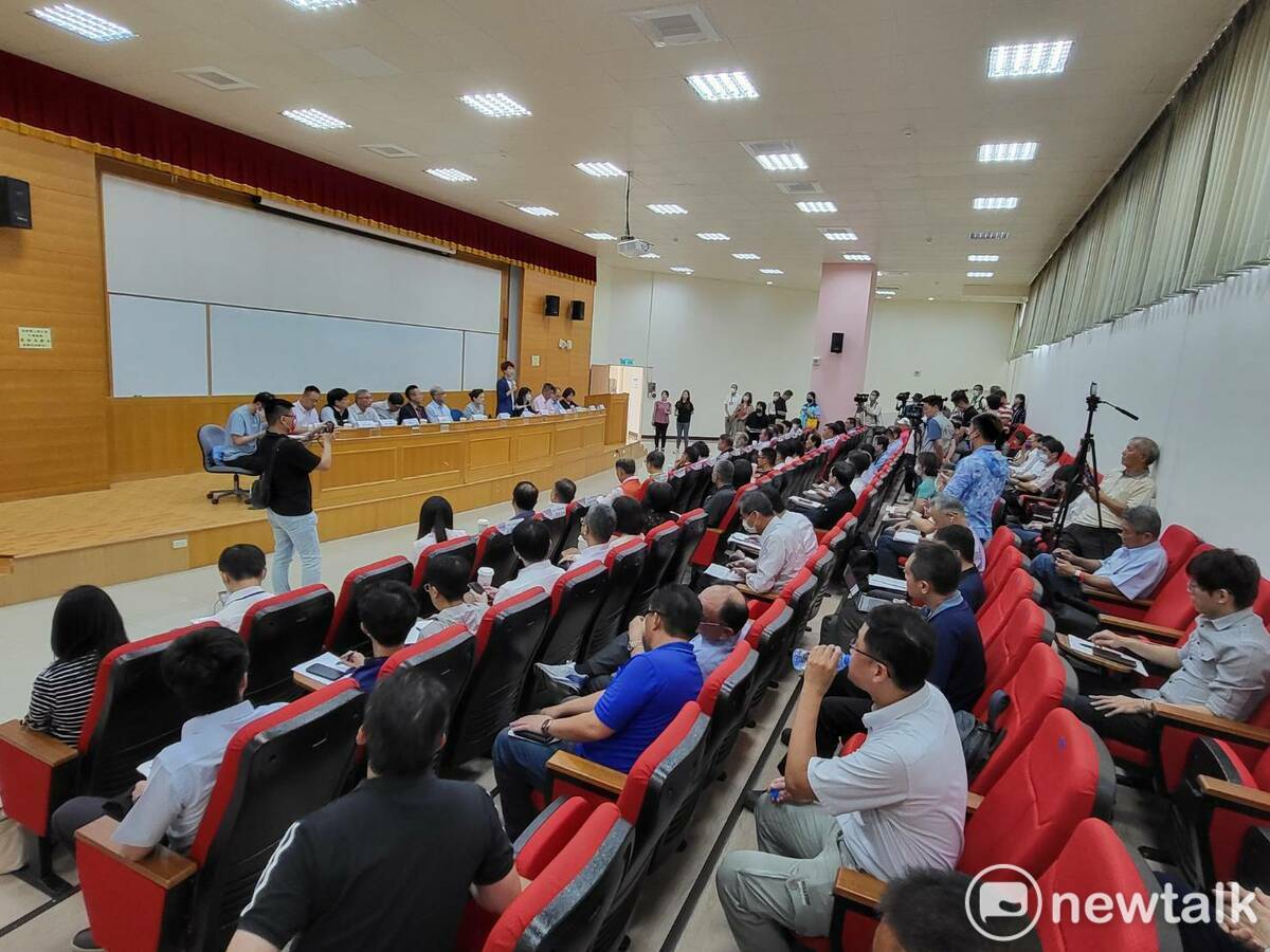 立委陳亭妃經濟部長王美花與各管理園區、工業區進行綜合座談，並安排台南市商業總會座談，傾聽中小企業心聲。 圖：陳亭妃服務處提供