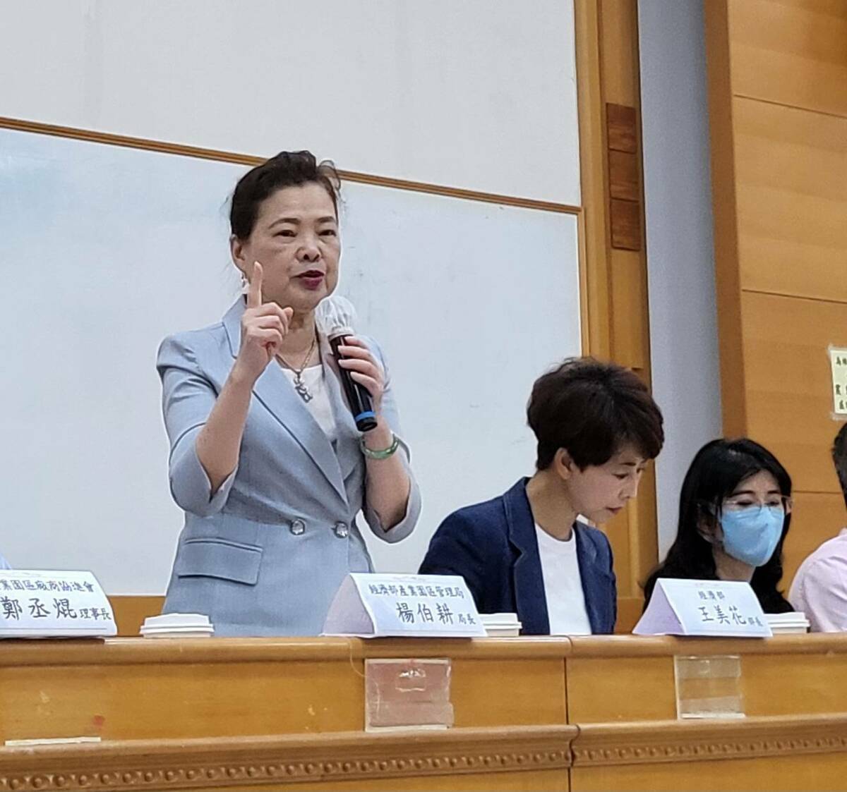立委陳亭妃經濟部長王美花與各管理園區、工業區進行綜合座談，並安排台南市商業總會座談，傾聽中小企業心聲。 圖：陳亭妃服務處提供