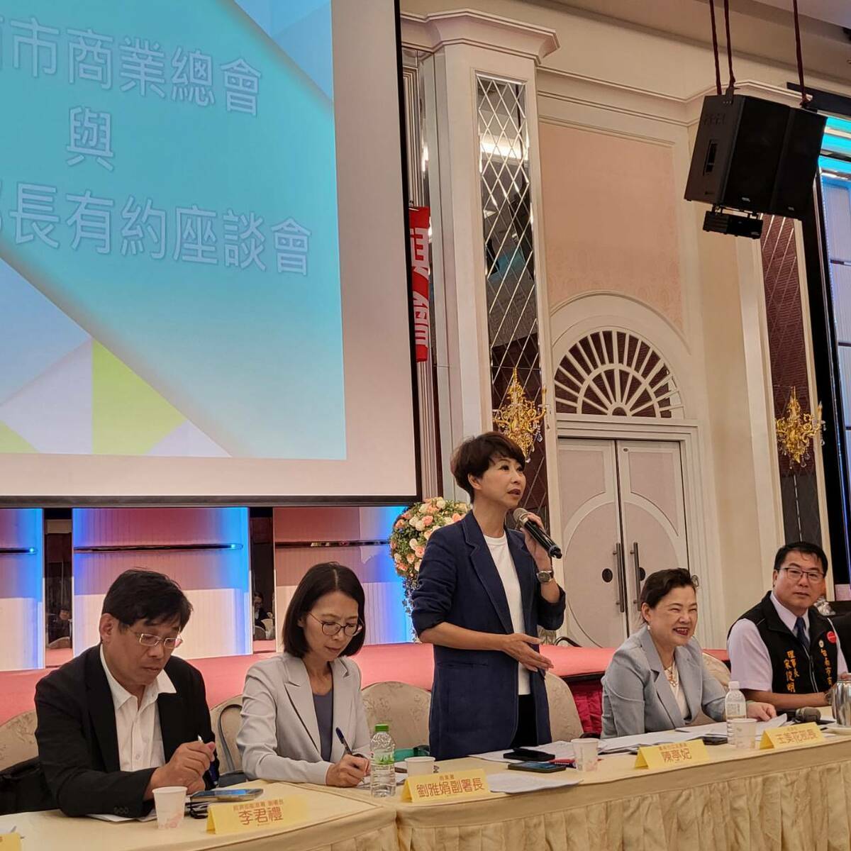 立委陳亭妃經濟部長王美花與各管理園區、工業區進行綜合座談，並安排台南市商業總會座談，傾聽中小企業心聲。 圖：陳亭妃服務處提供