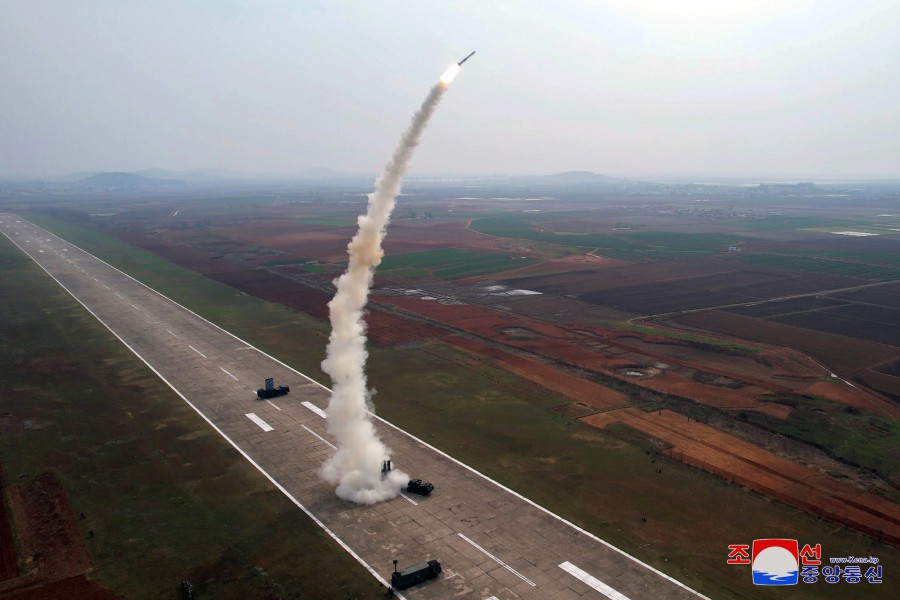 北韓22日下午再射導彈。圖為19日進行新型防空飛彈「流星-1-2」型試射。 圖：翻攝朝中社