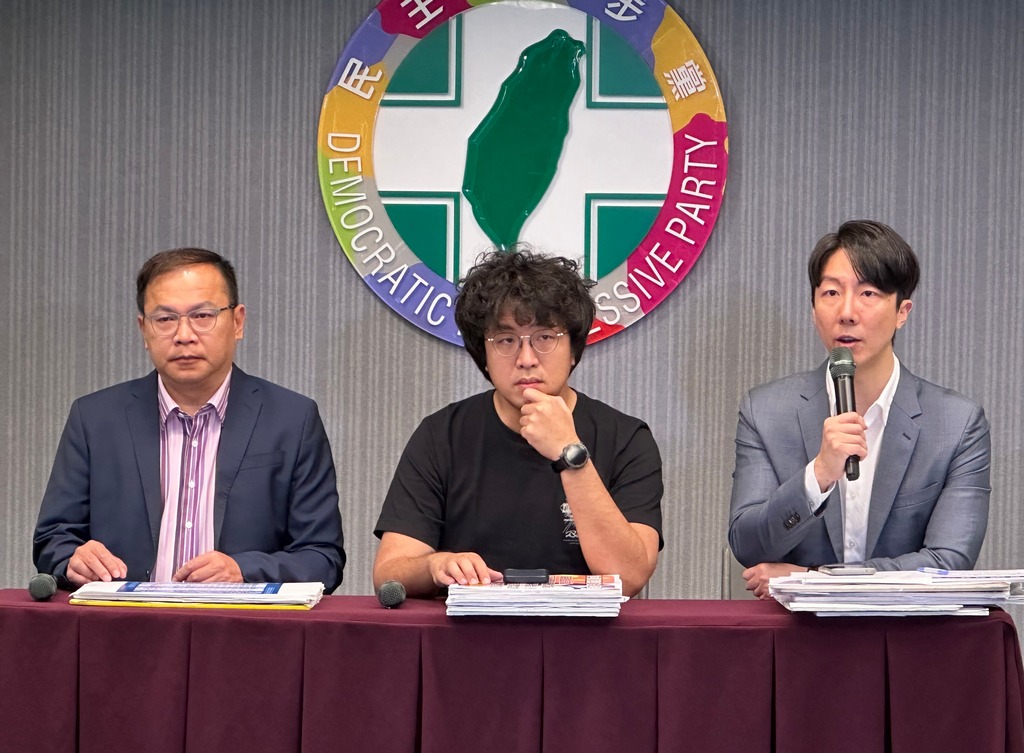 民進黨發言人吳崢（右）、政策會執行長王義川（左）、立委沈伯洋（中）今天召開「國民黨接連赴中，劍指反滲透法傷害國安」記者會 圖：民進黨提供