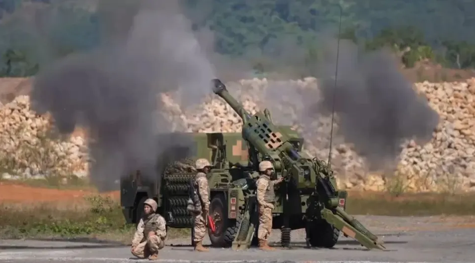 解放軍這次演習被認為具有威懾意味，因為緬甸克欽獨立軍和緬甸政府軍目前在克欽邦地區進行激烈戰鬥，這些戰火已延燒至中緬邊境。 圖 : 翻攝自騰訊網