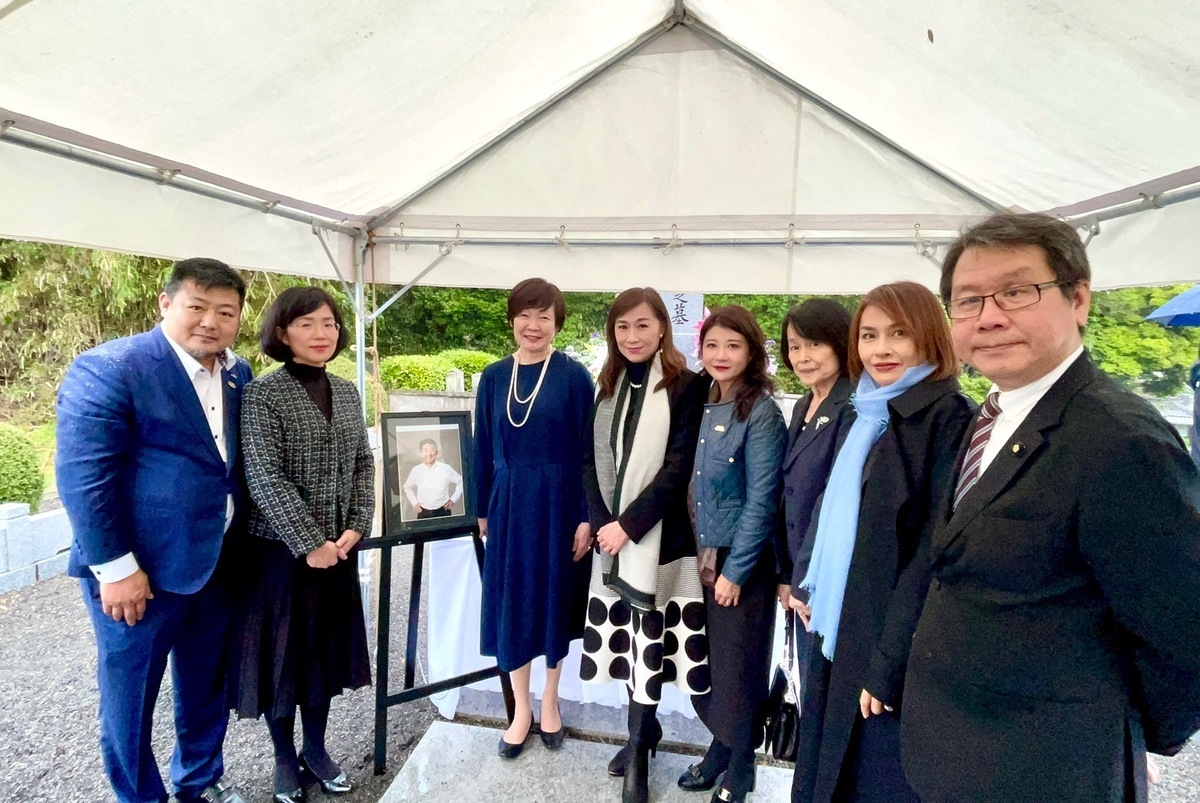 民進黨立委林楚茵、邱議瑩、沈發惠、蘇巧慧、林宜瑾快閃日本追思安倍晉三。 圖：立法委員林楚茵辦公室提供
