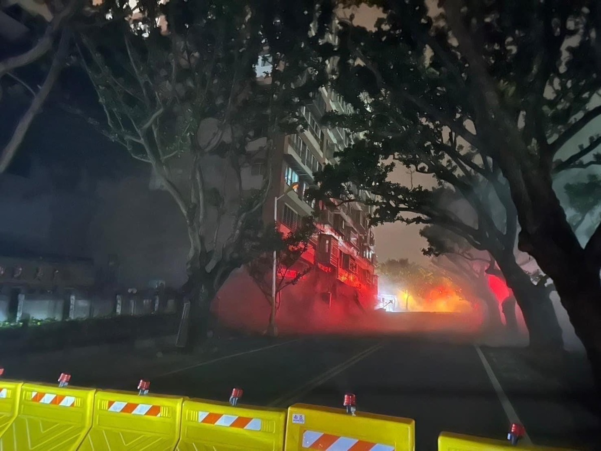 花蓮今（23）天凌晨發生連續兩起規模6以上的地震，造成大樓傾倒，警消緊急封路。 圖：翻攝自花蓮同鄉會臉書