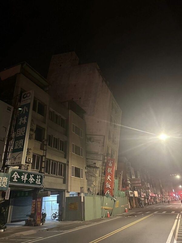花蓮今（23）天凌晨發生連續兩起規模6以上的地震，造成富凱飯店傾倒。 圖：翻攝花蓮同鄉會臉書