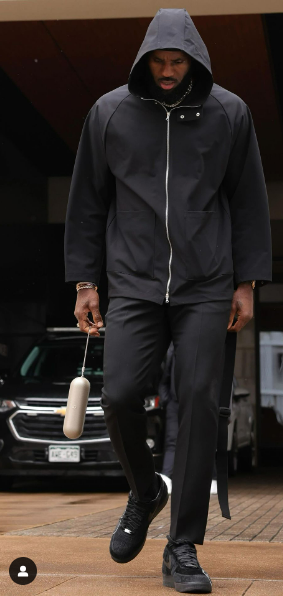 NBA巨星「詹皇」被捕捉到手持一款金色的、未公開的Beats Pill喇叭。 圖：翻攝自lakers IG