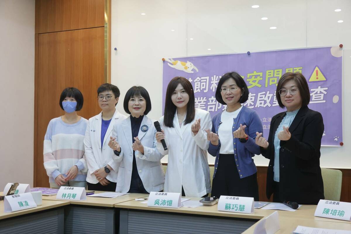 民進黨立委吳沛憶、蘇巧慧、陳培瑜、林月琴、黃捷要求政府盡速介入下架問題貓飼料。 圖：立法委員吳沛憶辦公室提供
