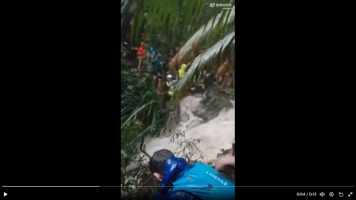 廣東省連日降下暴雨，但肇慶鼎湖越野跑賽事仍正常舉辦，中途因天氣原因臨時取消，多數參賽者頂著暴雨與大水下山。 圖：擷取自 @xiaojingcanxue X 分享影片