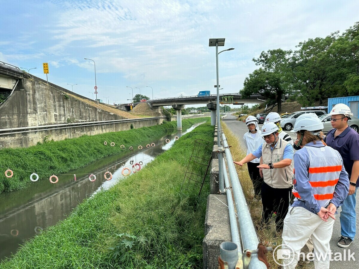 市府主管單位在鋒面大雨來臨前，展開排水工程防汛抽查作業。 圖：台南市政府提供