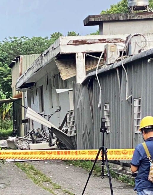 花蓮吉安鄉自強路上也有一棟兩層樓的民宅二樓變一樓。 圖:翻攝自以蘇花公路即時路況為主的平台臉書粉專