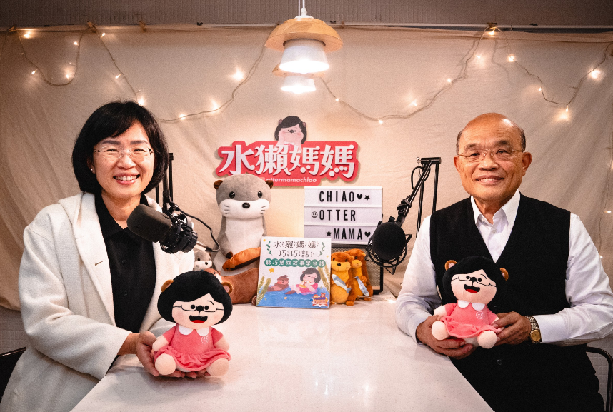 蘇貞昌力挺女兒蘇巧慧參選新北市長。圖為日前父女聯手在podcast頻道《水獺媽媽巧巧話》說故事。 圖：蘇巧慧辦公室/提供