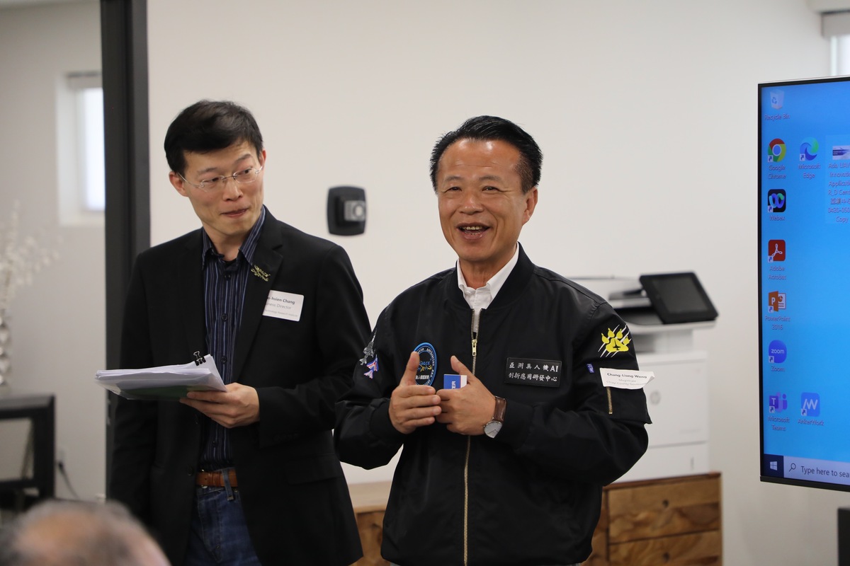 嘉義縣長翁章梁向大家介紹亞創中心的優勢。 圖：嘉義縣政府提供