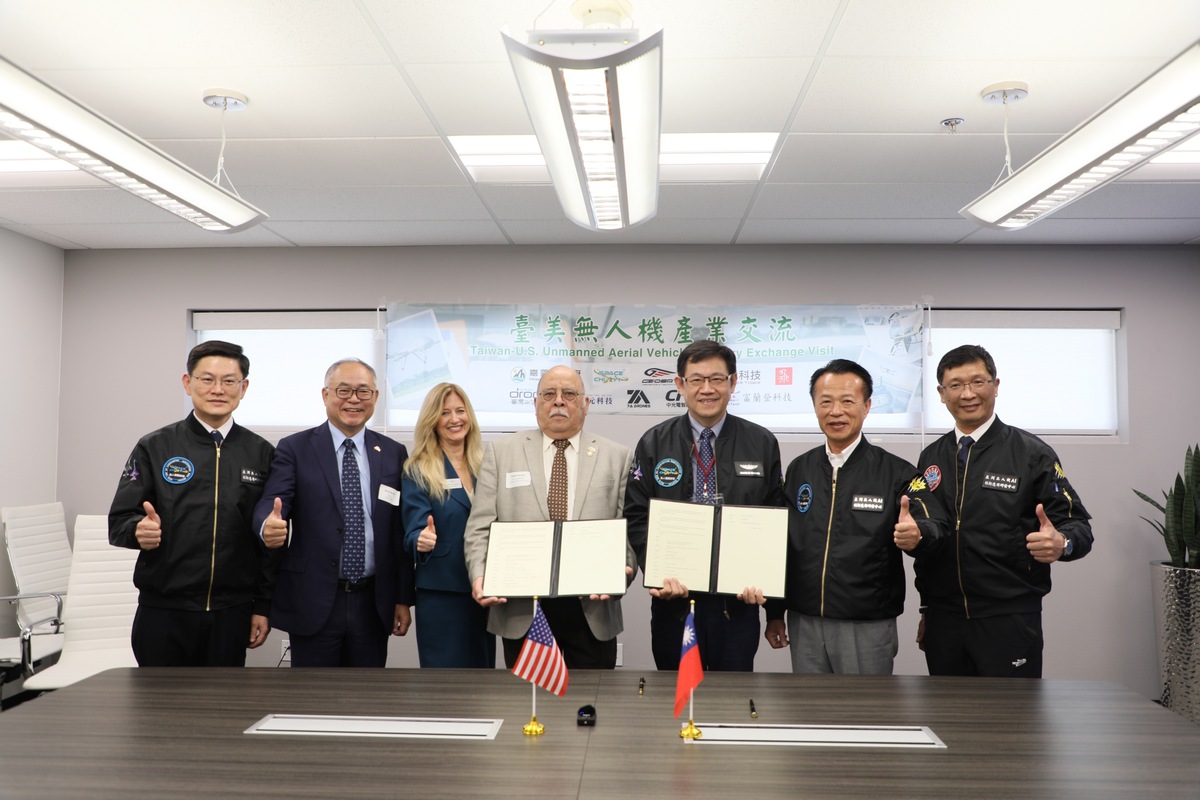 亞洲無人機 AI 創新應用研發中心主任江振瑋與UAS Center at SBD執行長Kimberly Benson代表簽署合作備忘錄。 圖：嘉義縣政府提供