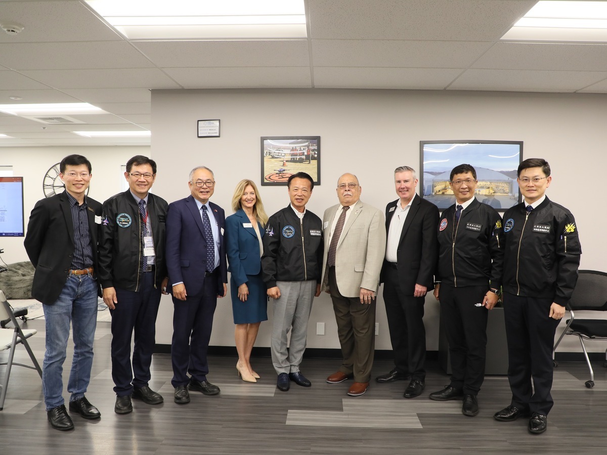 亞洲無人機 AI 創新應用研發中心主任江振瑋與UAS Center at SBD執行長Kimberly Benson代表簽署合作備忘錄。 圖：嘉義縣政府提供