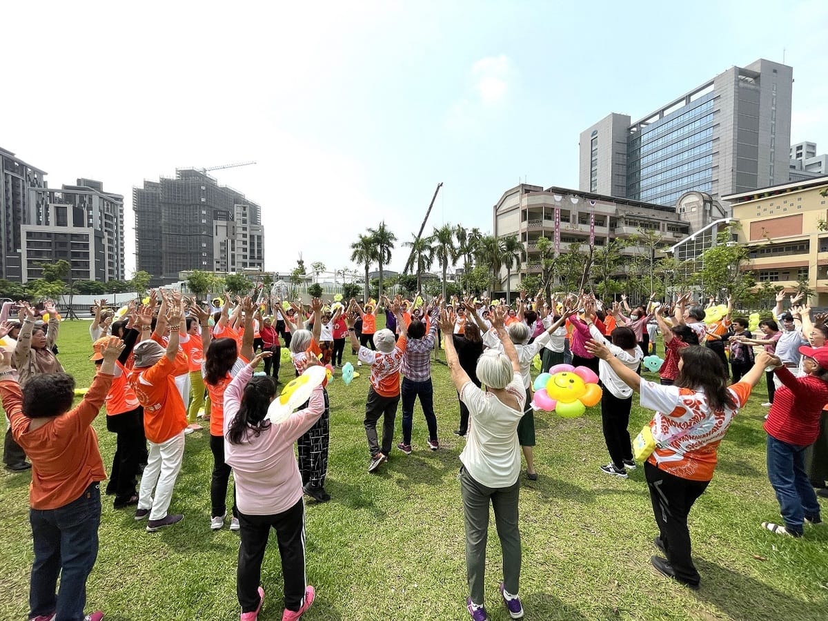 愛笑春聚活動在戶外進行愛笑瑜伽大團練。 圖：新北市愛笑瑜伽協會／提供