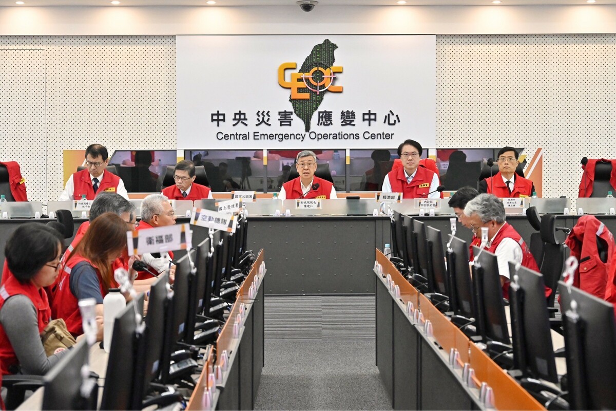 行政院長陳建仁今（23）日出席中央災害應變中心因應地震及豪雨應變會議。 圖：行政院提供