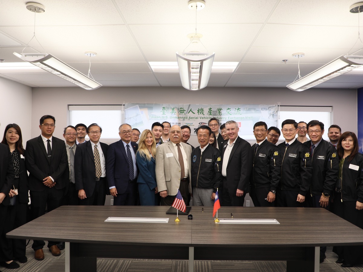 亞洲無人機 AI 創新應用研發中心主任江振瑋與UAS Center at SBD執行長Kimberly Benson代表簽署合作備忘錄。 圖：嘉義縣政府提供