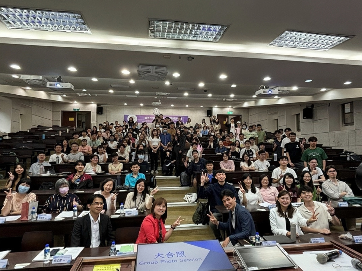 大陸委員會與台港經濟文化合作策進會共同策劃的系列「港澳畢業生留台工作評點制講座」，昨（22）日在國立台灣大學舉辦今年度第二場講座，吸引北部大學超過200位港澳及僑外生參加。 圖：陸委會提供