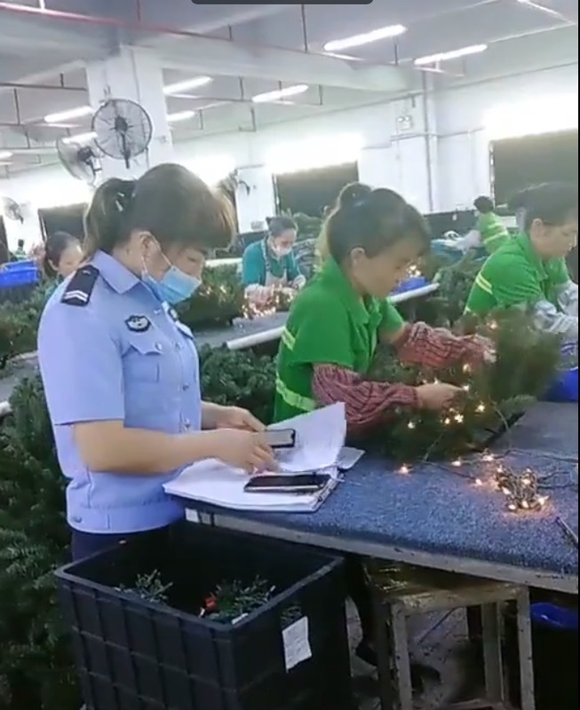 中國警察們大搖大擺跑到工廠車間裡，檢查正上班的工人的手機，強迫工人們都安裝「反欺詐」應用程式。 圖：翻攝自淘喵先生 X（前推特）帳號