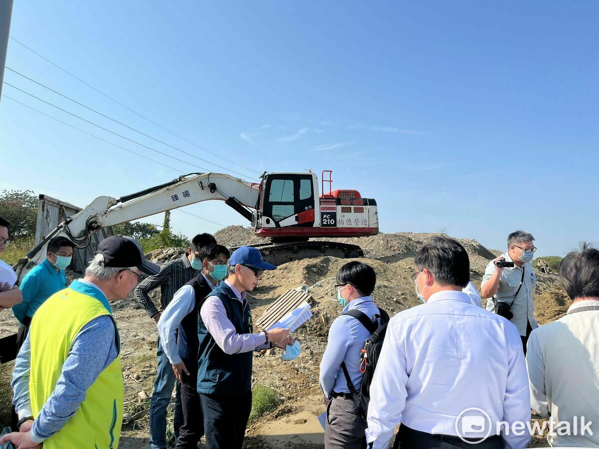 南市廢棄物非法棄置跨局處專案小組至仁德保甲段衛星變異點進行聯合稽查。 圖：台南市政府提供