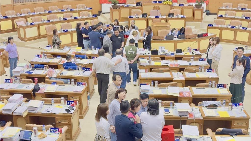 新北市議會開議首日，國民黨籍議員陳明義與議長蔣根煌因審查委員會抽籤一事爆發激烈衝突。 圖：翻攝新北議員李宇翔臉書