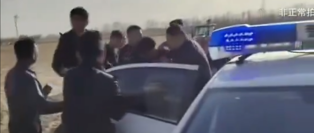 內蒙古警察強制將從事耕種的農民帶走。 圖：翻攝自羅翔 X（前推特）帳號