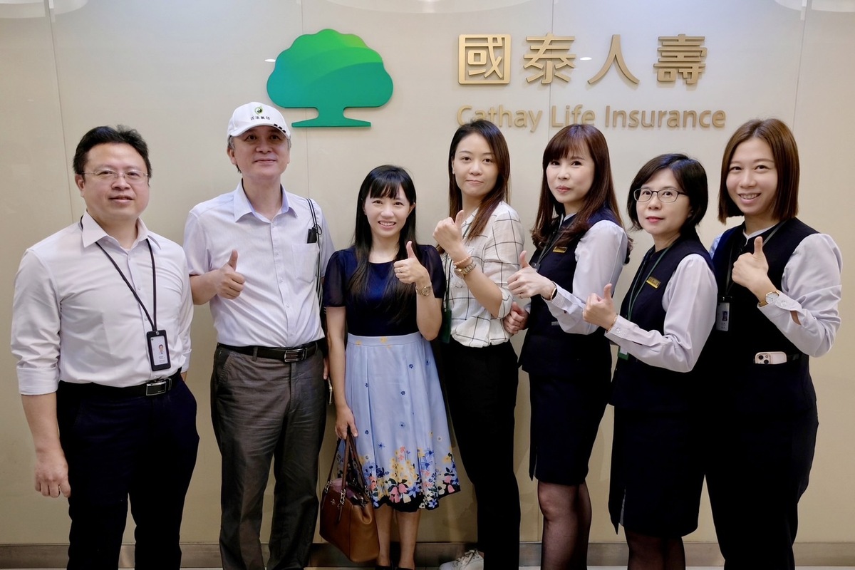 小港高中校長薛鈺勤(左三)感謝國泰世華銀行的支援協助。 圖：小港高中/提供