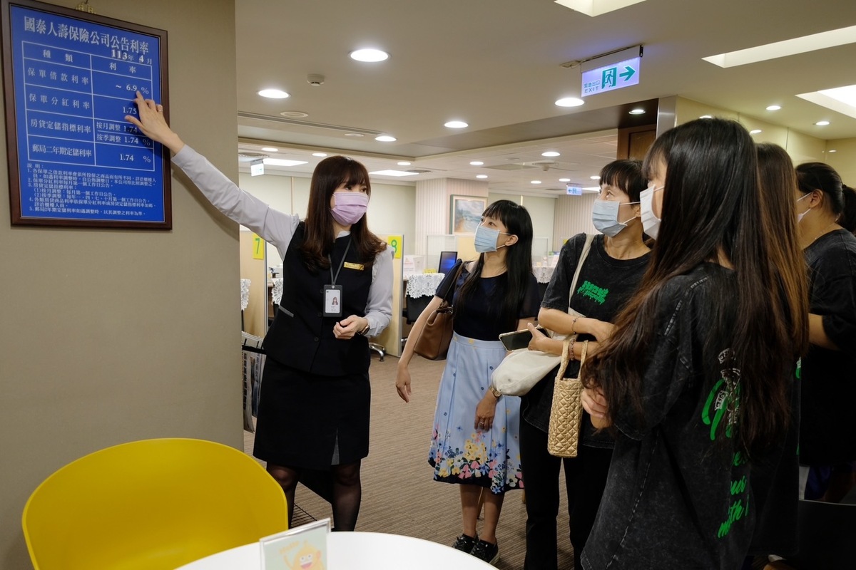國泰世華銀行人員詳細為學生導覽。 圖：小港高中/提供
