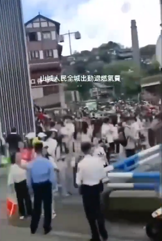 重慶民眾全城出動要求退費。 圖：翻攝自悉尼閑人 X（前推特）帳號