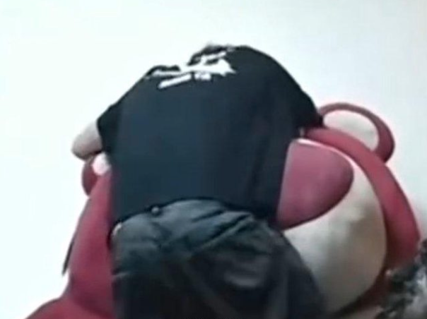 Leyan在直播時言行不當，例如對玩偶熊做出猥褻行為等，LPL官方認為Leyan的行為會造成負面影響，決定懲罰Leyan。 圖：翻攝自微博
