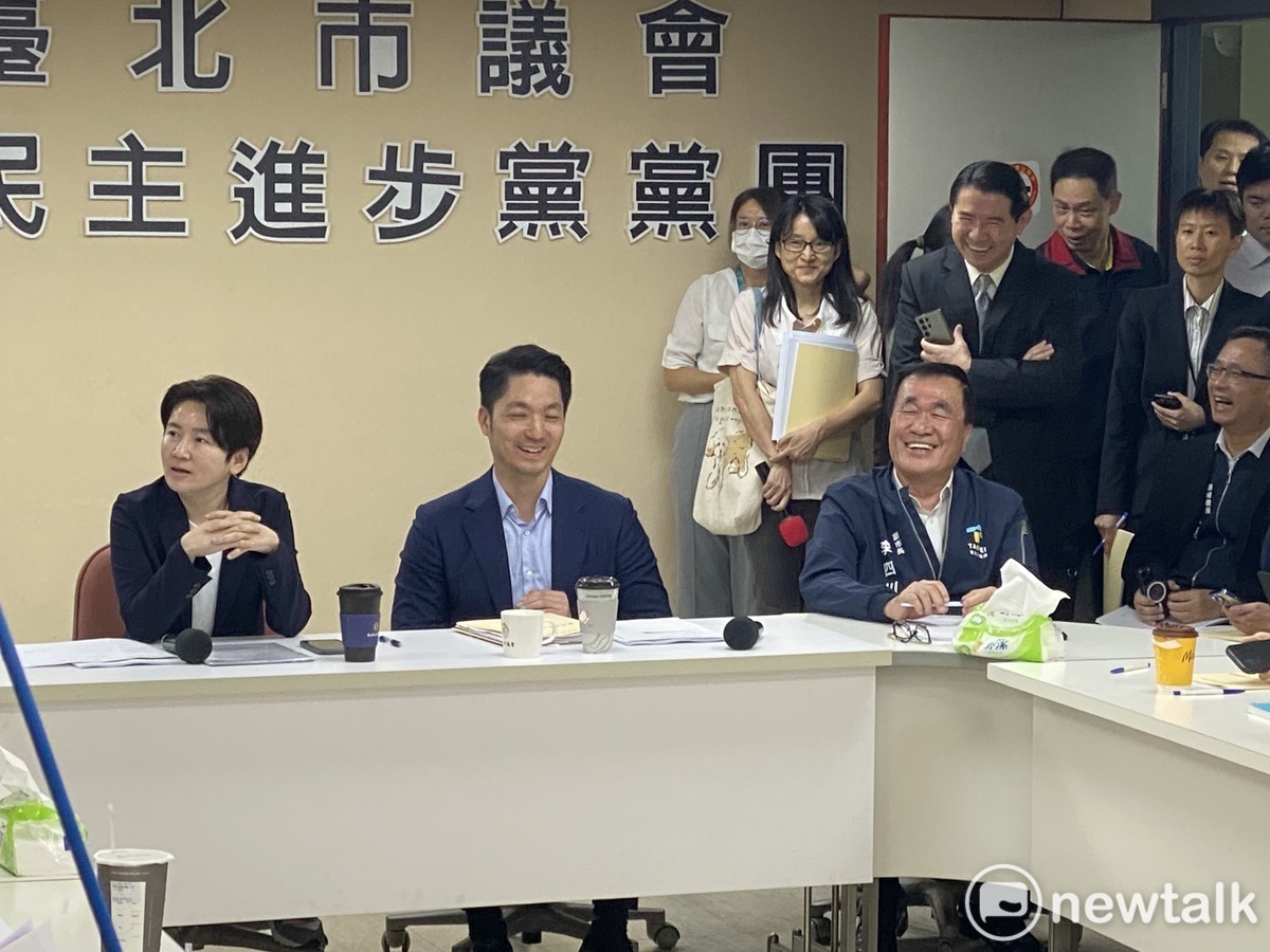 台北市長蔣萬安、副市長李四川赴民進黨北市議會黨團拜會，說明重大議法案。 圖：周煊惠 / 攝