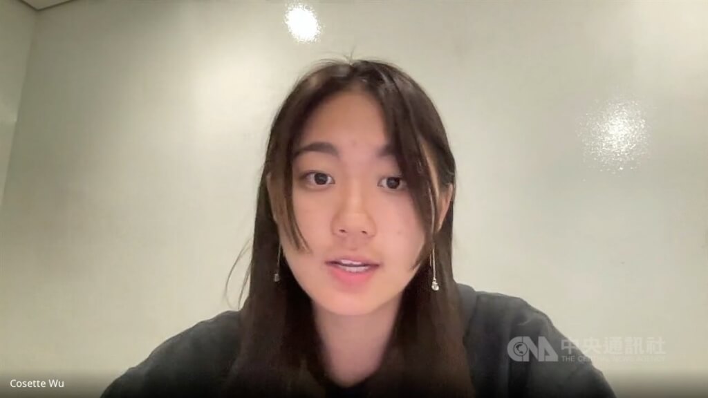 中國駐美大使謝鋒在哈佛演講遭學生嗆聲，台裔生吳亭樺是抗議發起人之一。她從小想當醫生，如願錄取哈佛分子和細胞生物學系，卻因研究曾祖父在228事件受難的震撼，讓她強烈感受保護台灣民主的重要，毅然轉系，主修經濟系、副修政府學系。 圖：中央社提供