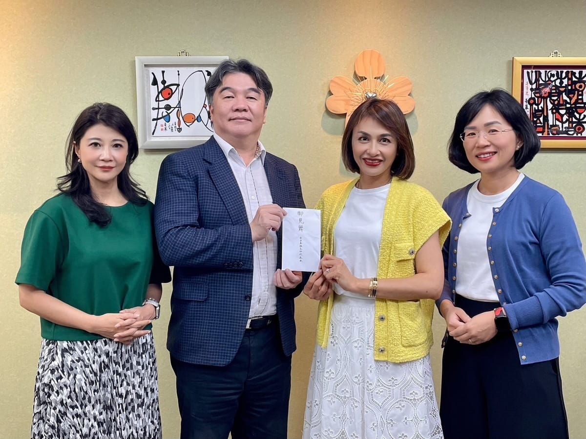 民進黨立委邱議瑩、林楚茵、蘇巧慧親自將賑災款項交給衛福部次長王必勝。 圖：立法委員邱議瑩辦公室提供