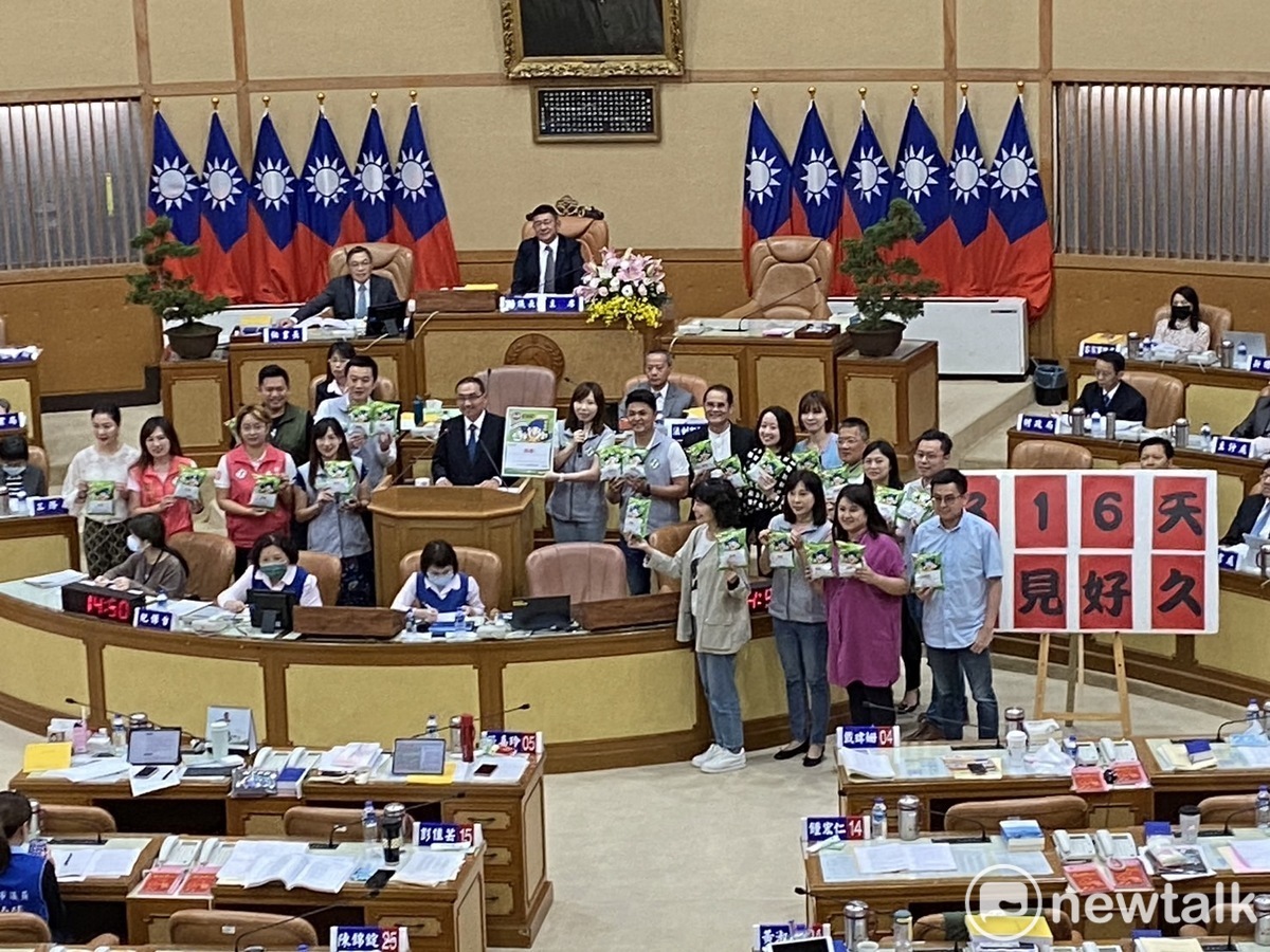 新北議會民進黨團送上零食「乖乖」，盼侯友宜隔了316天重返議會後，能把市政做好。 圖：林昀真/攝