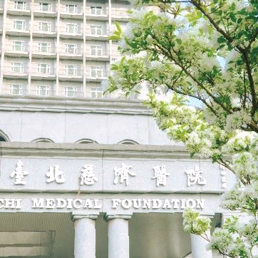 台北慈濟醫院一名黃姓男護理師於PTT貼文爆料開刀房目睹病人麻醉時其同事拍攝其私密部位，同時也張貼病患打碼照片。此舉遭北慈否認並已送檢警查辦。 圖：翻攝自台北慈濟 臉書專頁