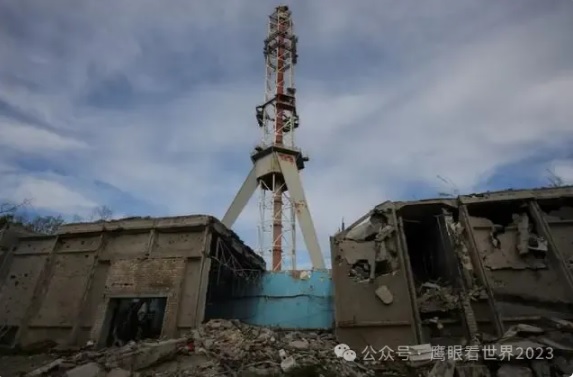烏克蘭第二大城市哈爾科夫的電視塔遭俄軍導彈攻擊後倒塌。 圖：翻攝自 鷹眼Defence
